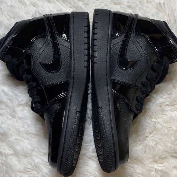 NIKE AIR JORDAN 1 MID SNEAKERS - Picture 6 of 10